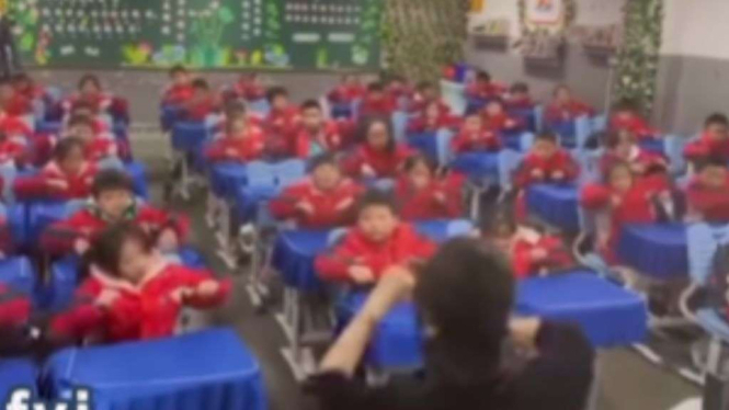 Anak murid di kelas