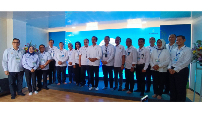 Presiden Joko Widodo (tengah) di Studio RRI IKN, Kalimantan Timur.