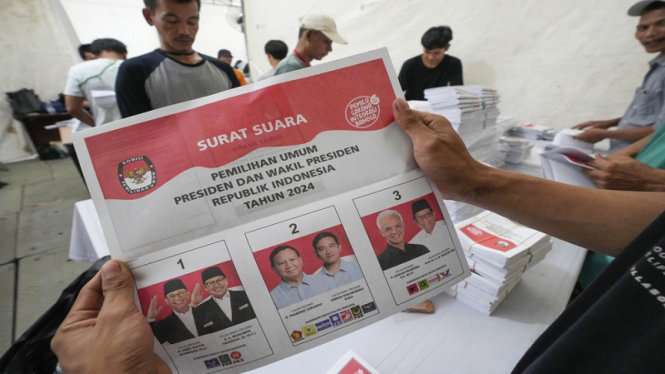 Pekerja melipat surat suara pada Pemilu Presiden (Pilpres) 2024  
