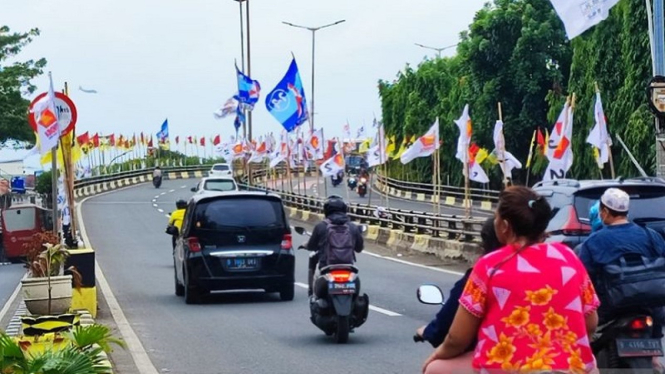 Alat peraga kampanye (APK) bendera parpol di flyover Duren Sawit, Jakarta Timur