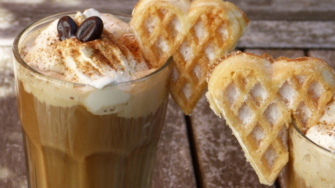 ilustrasi es kopi, salted caramel milk