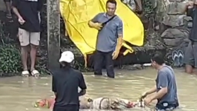 Mayat perempuan dibungkus kain di Sungai Wangan Ayam, Kecamatan Susukan, Cirebon, Jawa Barat