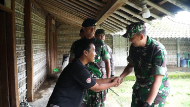 Dandim 0724/Boyolali dan Komandan Yonif Raider 408 Sragen sambangi korban 