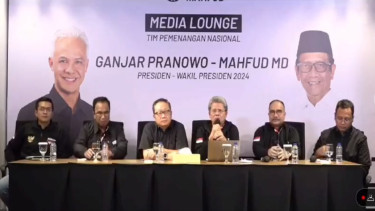 Deputi Hukum TPN Ganjar-Mahfud, Todung Mulya Lubis (tengah)