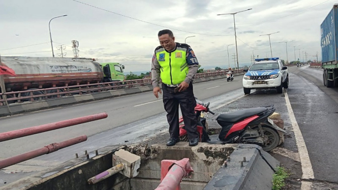 Polisi memeriksa lokasi pengendara motor terjatuh dari atas flyover di Semarang 