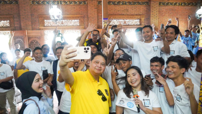 Airlangga Hartarto saat bertemu relawan Go Gibran di Garut, Jawa Barat