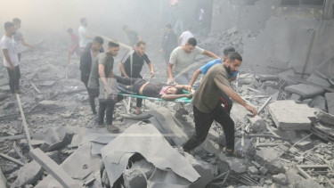Palestinians evacuate wounded people after an Israeli airstrike in Rafah (AP Photo/Hatem Ali) 