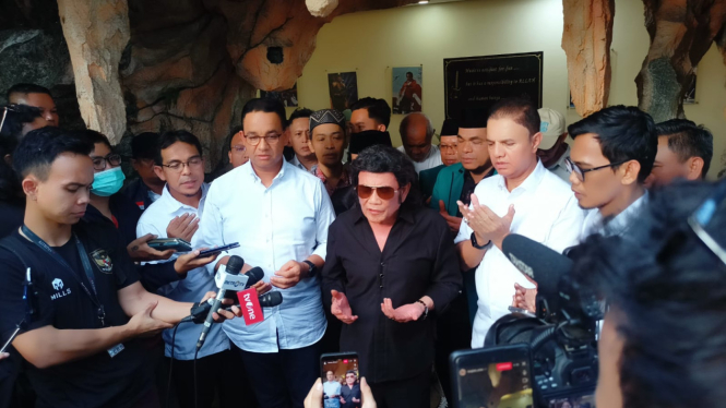 Anies Baswedan ketika mengunjungi Raja Dangdut Rhoma Irama di Depok