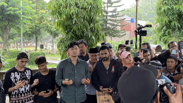 Aditya Zoni di pemakaman sang ayah.