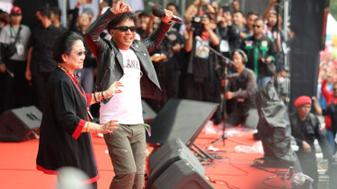 Megawati dan Kaka Slank asyik joget
