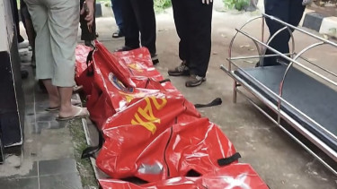 Sebuah tembok di kawasan Tebet, Jakarta Selatan, rubuh hingga menimpa 4 orang hingga mengakibat tiga diantaranya tewas. 