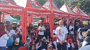 Relawan KawanJuang memadati Lapangan Tegalega, Bandung, Jawa Barat, untuk menghadiri Hajatan Rakyat dalam kampanye terbuka perdana pasangan calon presiden Ganjar Pranowo dan wakilnya Mahfud MD, Minggu, 21 Januari 2024.