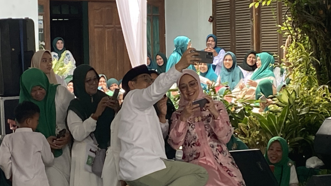 Cak Imin berswafoto bersama jemaah majelis taklim di Depok