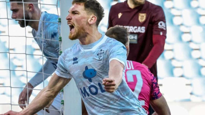 Pemain Como rayakan gol
