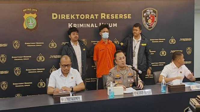 Kabid Humas Polda Metro Jaya Kombes Pol Ade Ary Syam Indradi (tengah)