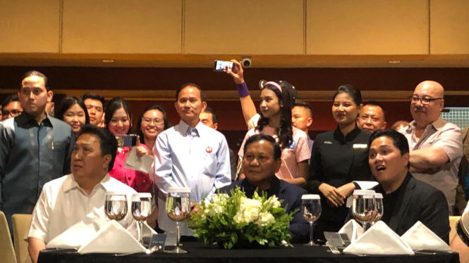 Capres nomor urut dua, Prabowo Subianto (tengah) menghadiri acara relawan Erick Thohir Alumni Amerika Serikat (ETAS) di Plaza Senayan, Jakarta Pusat, Senin, 22 Januari 2024