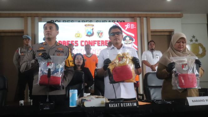 Polrestabes Surabaya merilis kasus pencabulan anak di bawah umur oleh 4 tersangka satu keluarga. (Humas Polrestabes Surabaya)