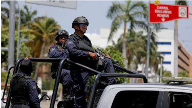 Personel kepolisian siap siaga.