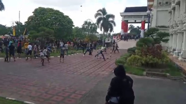Masa Lempar Kaca Jendela Kantor Gubernur Jambi 