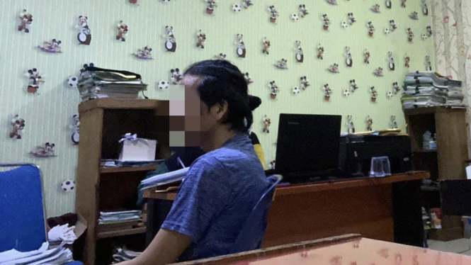 ZS, terduga pelaku pencabulan menjalani pemeriksaan di Markas Polres Langkat.(istimewa/VIVA)