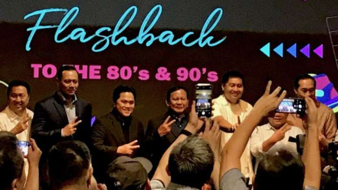 Calon presiden nomor urut 2 Prabowo Subianto berfoto bersama Erick Thohir, Garibaldi Thohir, Maruarar Sirait, dan Agus Harimurti Yudhoyono dalam pertemuan dengan relawan Erick Thohir alumni Amerika Serikat (ETAS) di Jakarta, Senin, 22 Januari 2024.