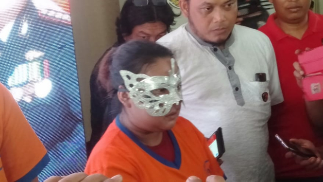 Tersangka CA (pakai baju tahanan) di Markas Polrestabes Surabaya. (Mokhamad Dofir/Viva Jatim)