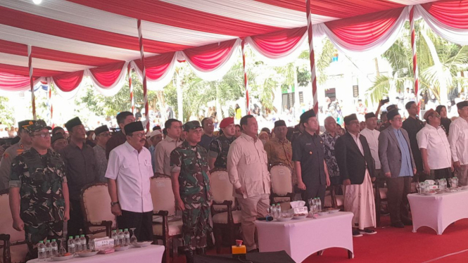 Didampingi Wakil Gubernur Jawa Timur Emil Dardak, Menteri Pertahanan (Menhan) RI Prabowo Subianto menyerahkan bantuan sumur bor dan pipanisasi sumber mata air di Pulau Madura, Jawa Timur, Selasa, 23 Januari 2024