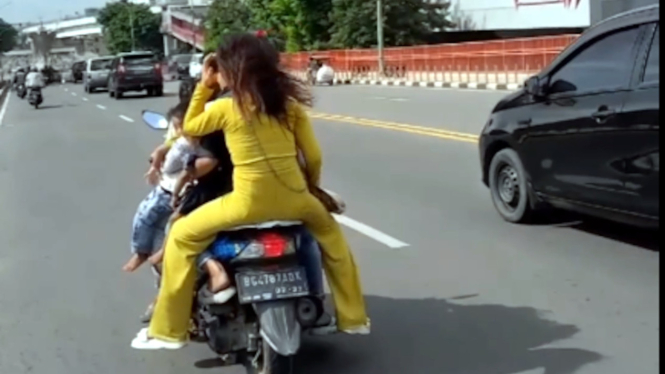 Naik sepeda motor bonceng tujuh di Palembang
