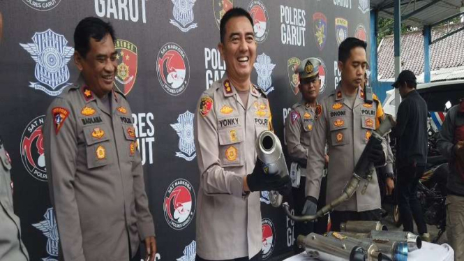 Kapolres Garut, AKBP Rohman Yonky Dilatha menjelaskan penyitaan knalpot brong.