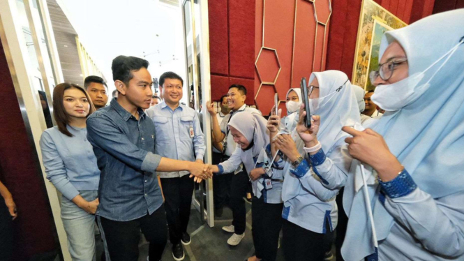 Gibran Rakabuming Raka melakukan kunjungan