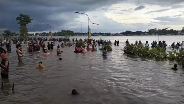 Banjir yang terjadi dimanfaatkan warga dengan sebagai rekreasi di Kabupaten Sintang, Kalimantan Barat. 