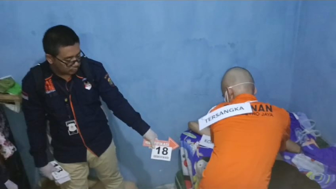 Argi saat menjalani rekonstruksi pembunuhan KRA di Depok
