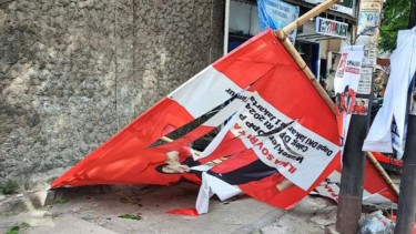 Baliho caleg PSI roboh menimpa pemotor di Jalan KRT Radjiman Widyoningrat Cakung