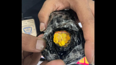 Bea Cukai Banda Aceh mengamankan sebuah paket berisi obat keras terlarang