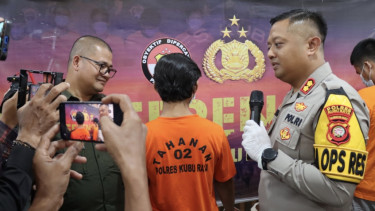 Kapolres Kubu Raya AKBP Wahyu Jati Wibowo saat berbicara dengan tersangka penyelundupan sabu, saat konferensi pers di Polres Kubu Raya, Selasa 23 Januari 2024.