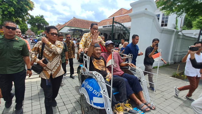 Anies Baswedan Kayuh Becak Usai Bertemu Sultan HB X