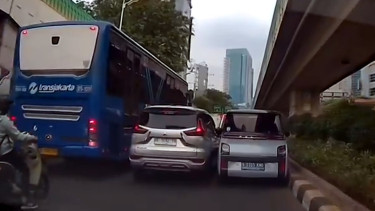 Mitsubishi Xpander dan Wuling Air ev saling serobot jalan.