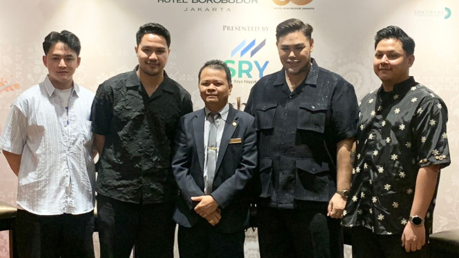 Ivan Gunawan menggelar fashion show bertajuk Light Of Treasure