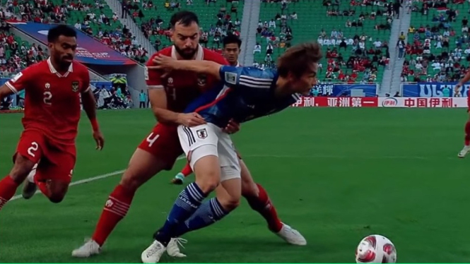 Jordi Amat mengawal pemain Jepang