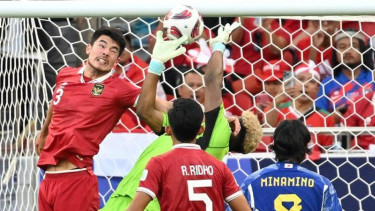 Elkan Baggott saat berduel dengan kiper Jepang, Zion Suzuki