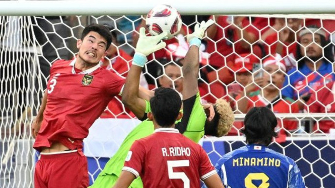 Elkan Baggott saat berduel dengan kiper Jepang, Zion Suzuki