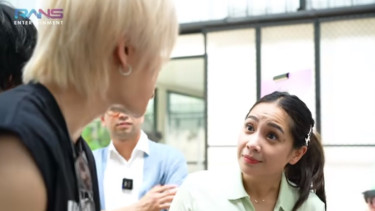 Nagita Slavina menatap Yuta NCT 127.