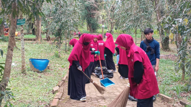 Influencer Gotong Royong Bersihkan Medan Zoo.(B.S.Putra/VIVA)