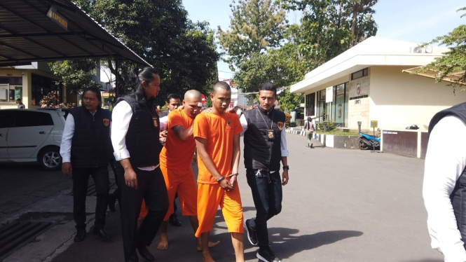 Dua tersangka pembobol minimarket digiring petugas kepolisian