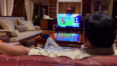 Prabowo Unggah Momen Sarungan Nonton Timnas RI vs Jepang, 