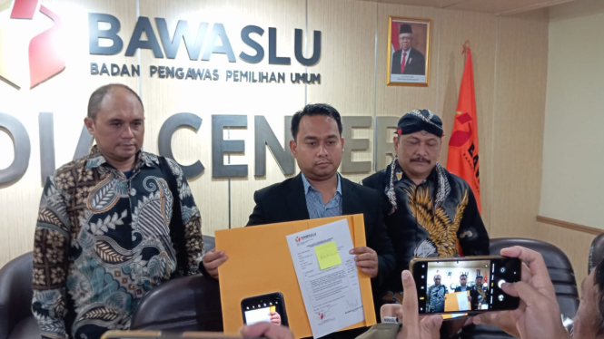 Advokat Pengawas Pemilu (Awaslu) melaporkan cawapres nomor urut tiga, Mahfud MD ke Bawaslu RI atas dugaan penghinaan terhadap cawapres nomor urut dua, Gibran Rakabuming Raka, Kamis, 25 Januari 2024.