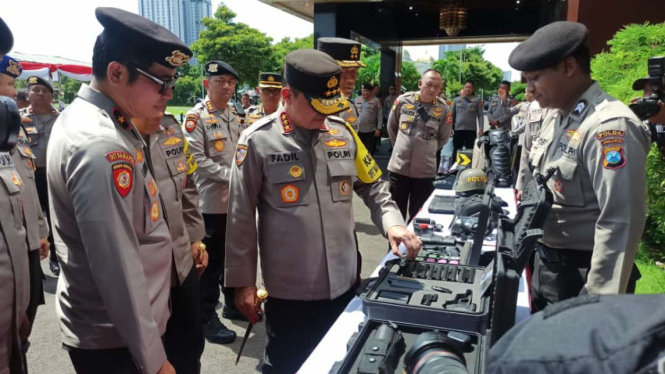 Kabaharkam Komjen M Fadil Imran saat apel kesiapan Pemilu 2024 di Markas Polda Jatim.