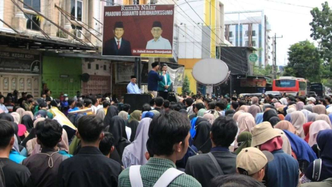 Demo Mahasiswa di Depan Rumah Nalar Prabowo Subianto di Medan Sumut