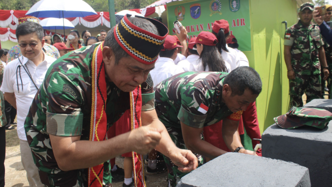 VIVA Militer: KSAD Jenderal TNI Maruli Simanjuntak resmikan Sumur Bor di Kalbar