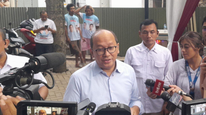 Ketua Tim Kampanye Nasional (TKN) Prabowo-Gibran, Rosan Roeslani di depan kediaman capres nomor urut dua, Prabowo Subianto di Jalan Kertanegara IV, Jakarta Selatan